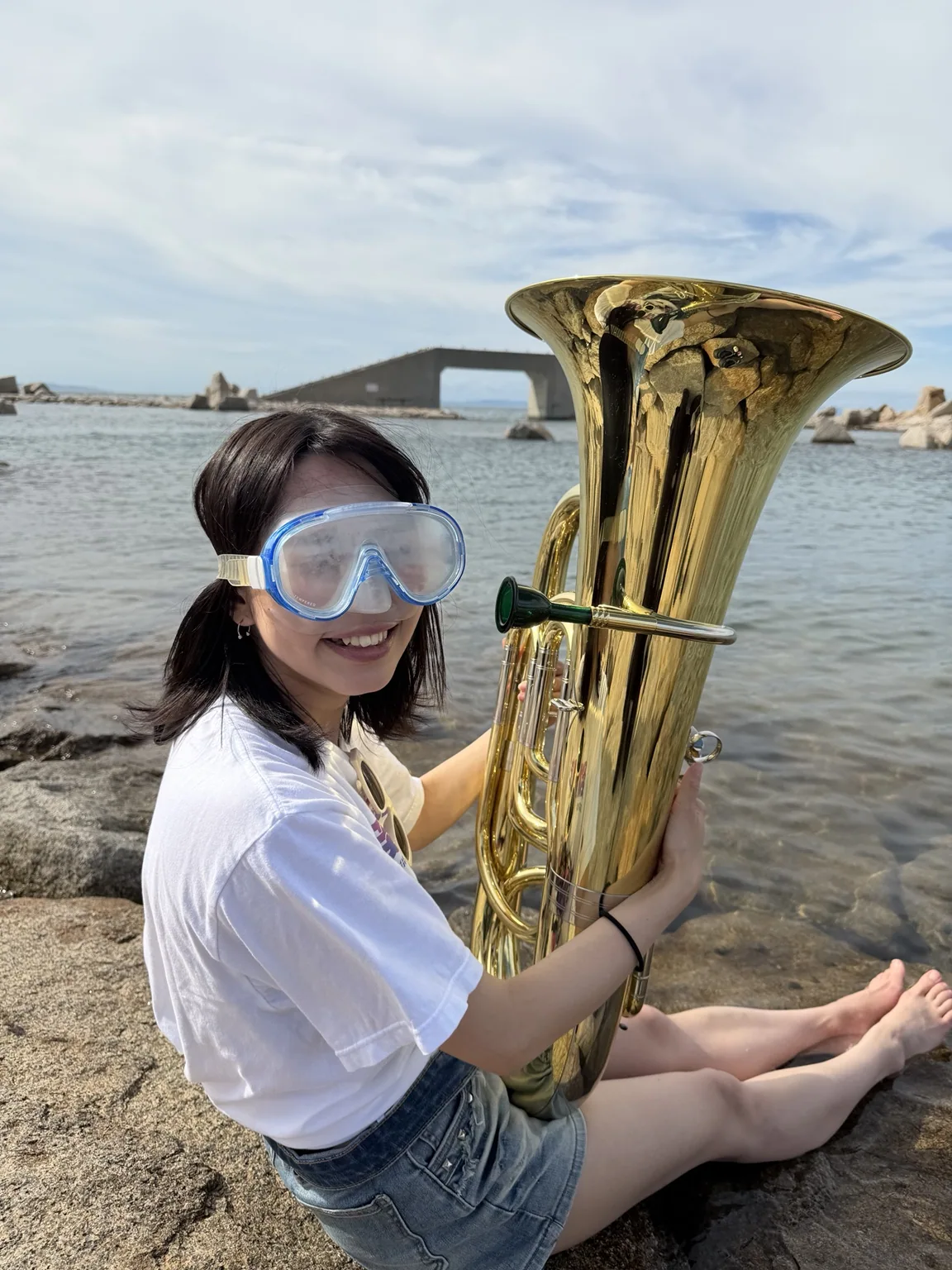 赤いドレスを着た鶴岡すみれ