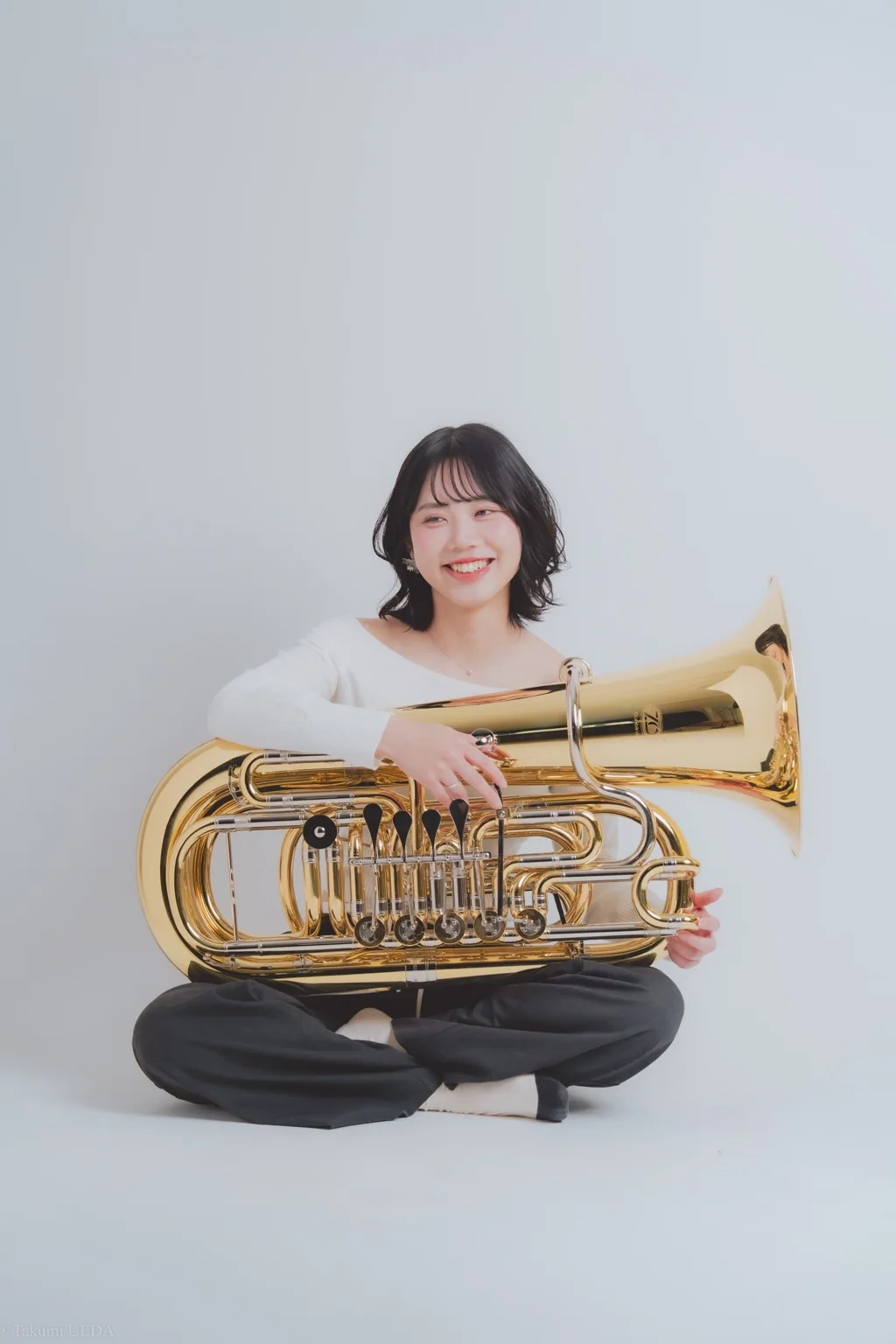 チューバを持つ鶴岡すみれ
