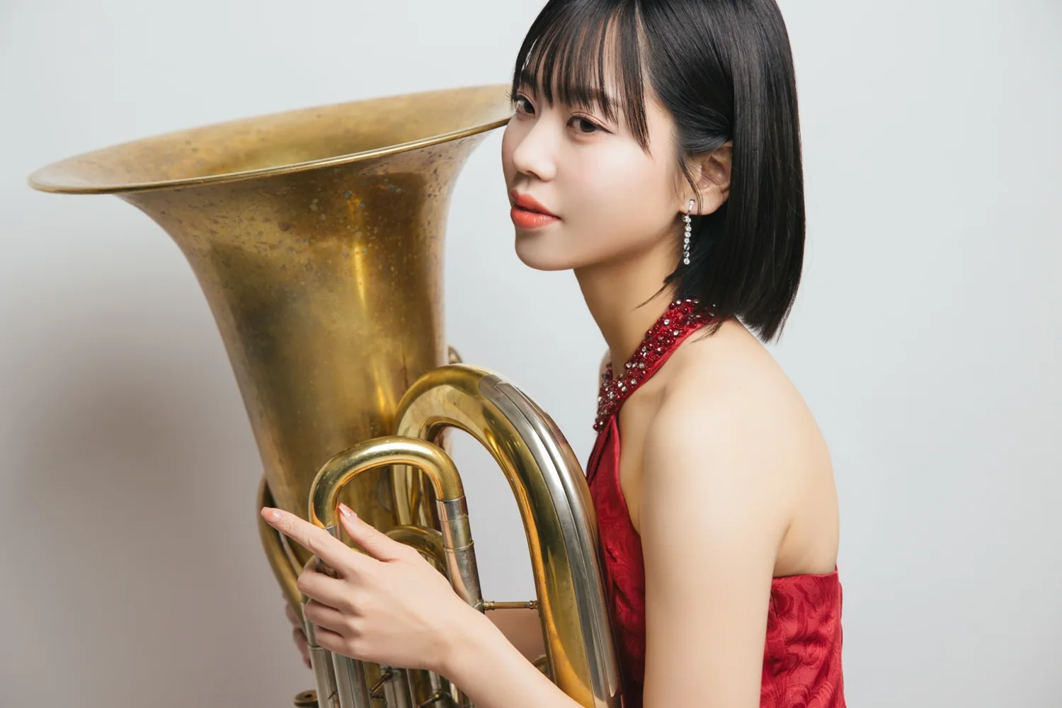 チューバを抱えた横顔